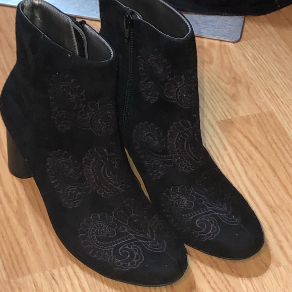 Black short boots new embroidered design on the front super cute - Picture 1 of 11